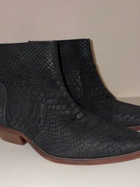 Diba Zora embossed black leather ankle boots booties Women's 8.5